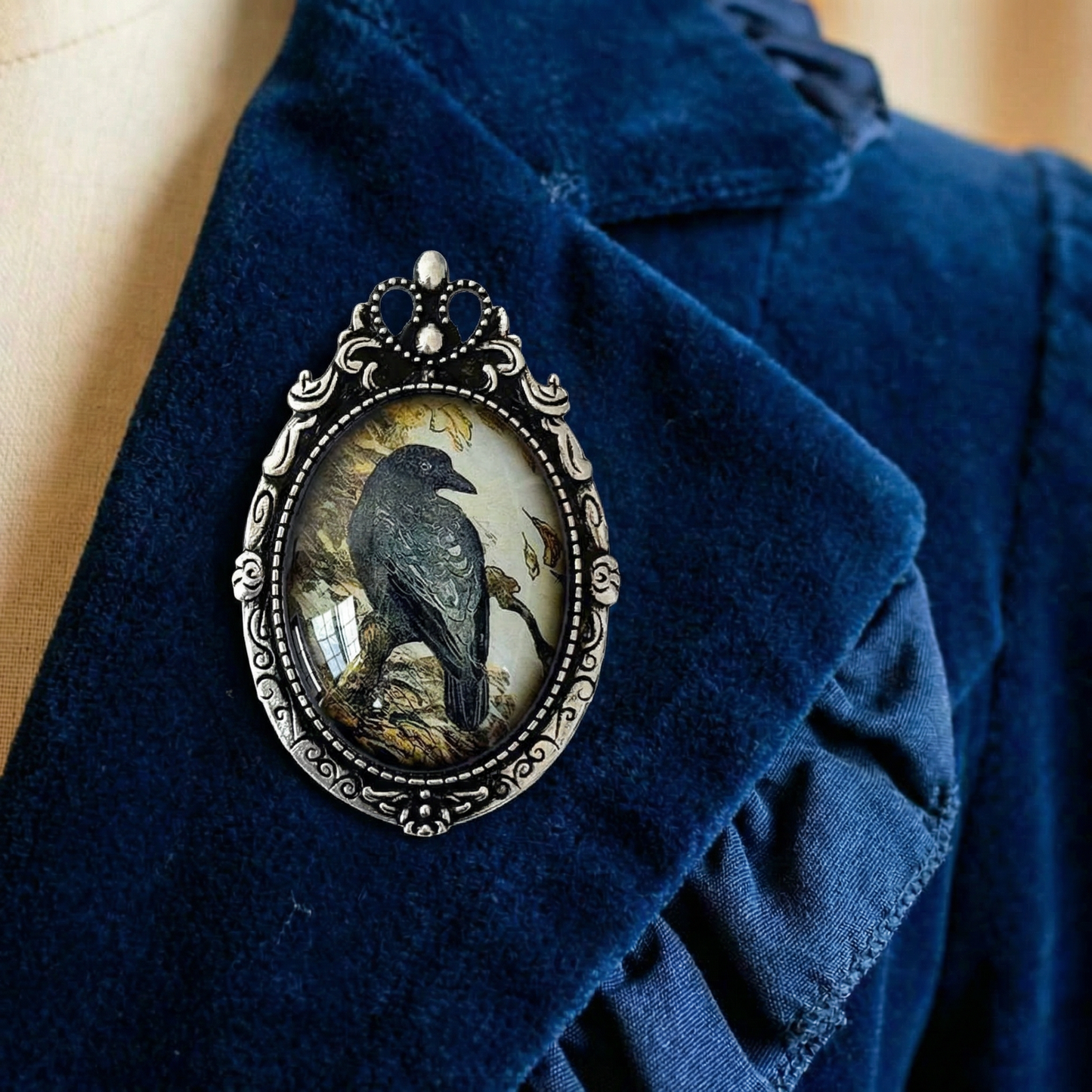 Antique Crow Cameo Art Brooch in Vintage Silver