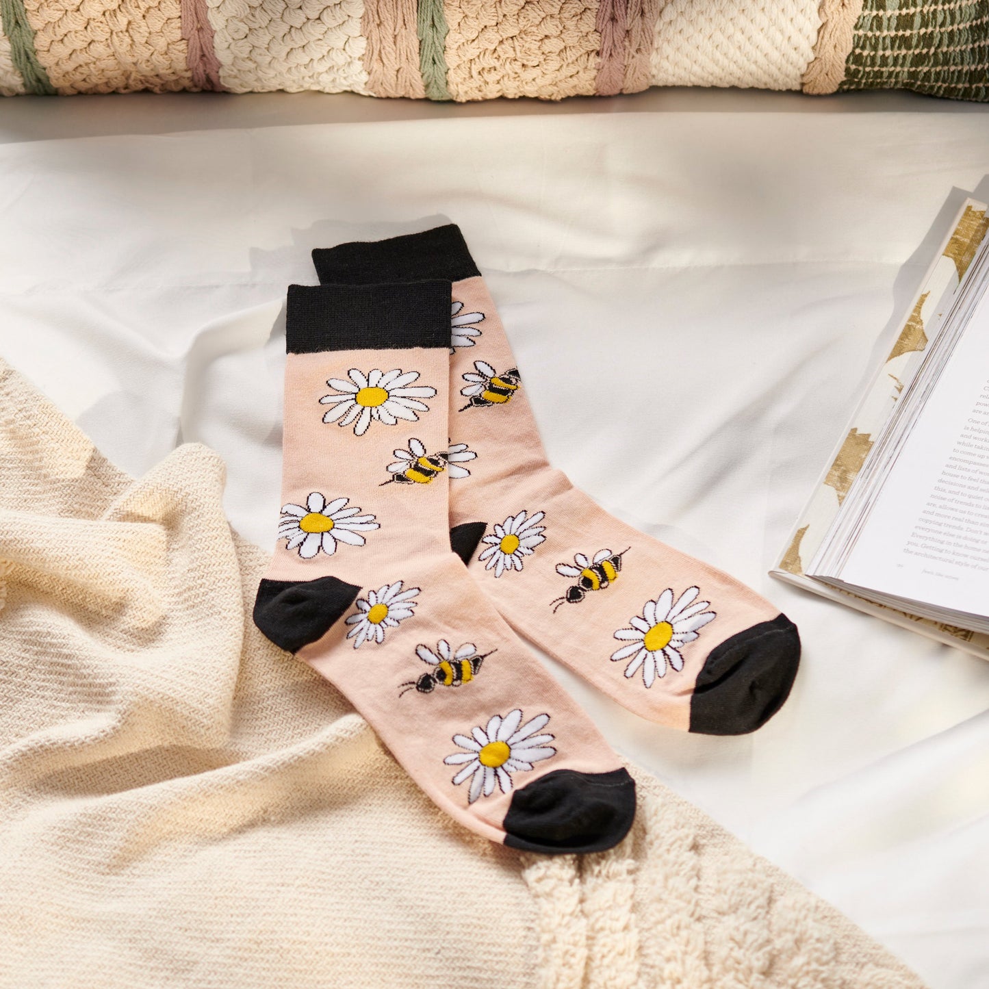 Bee And Daisy Socks in Peach