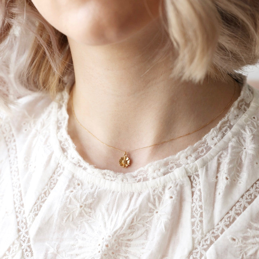 Daisy Necklace Sterling Silver Necklace Spring Jewellery - Etsy UK |  Sieraden ideeën, Bloemenketting, Juwelen kettingen