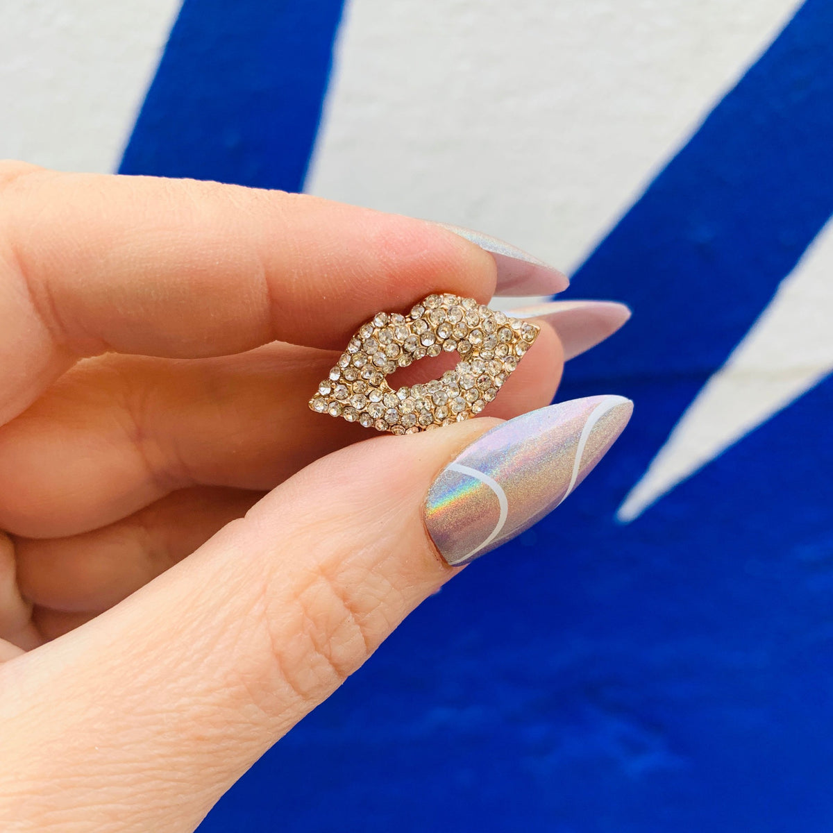 Kiss Logo Rhinestone Pin Diamond Kiss Lapel Pin | 0.9