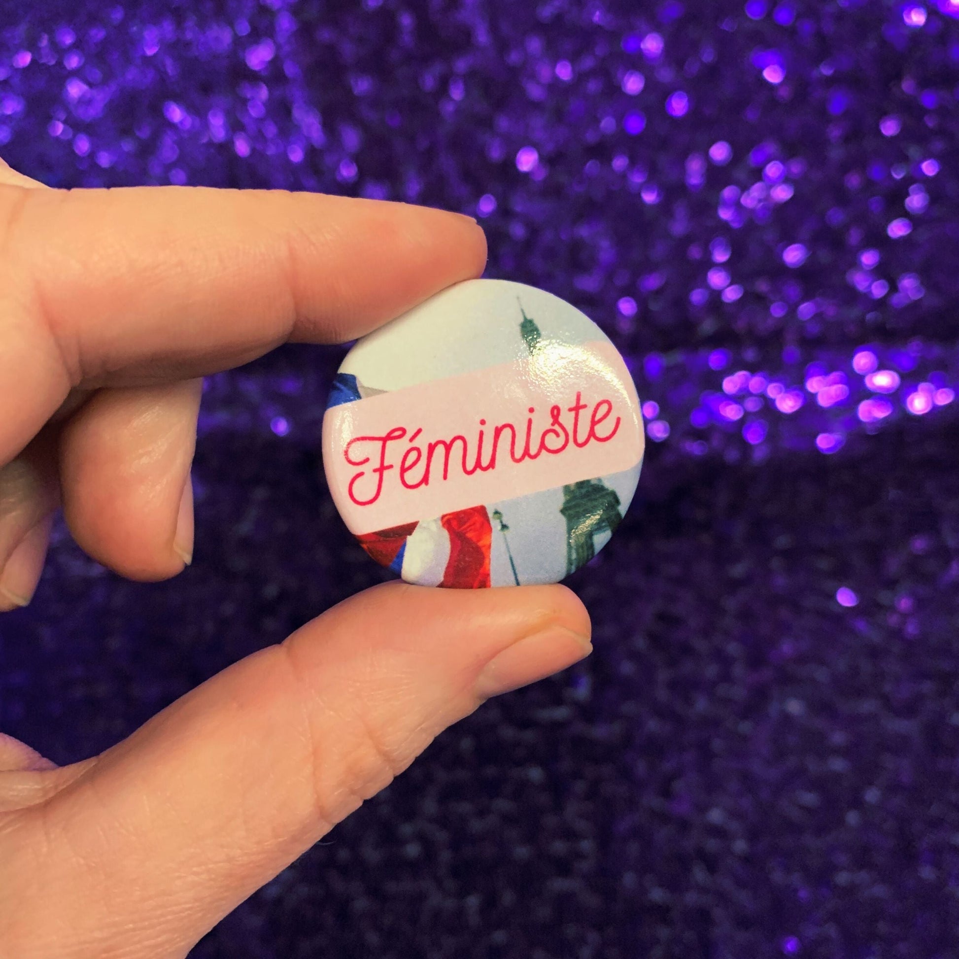 Féministe 1.25" Pinback Button | Feminist Pinback Badge with French Theme