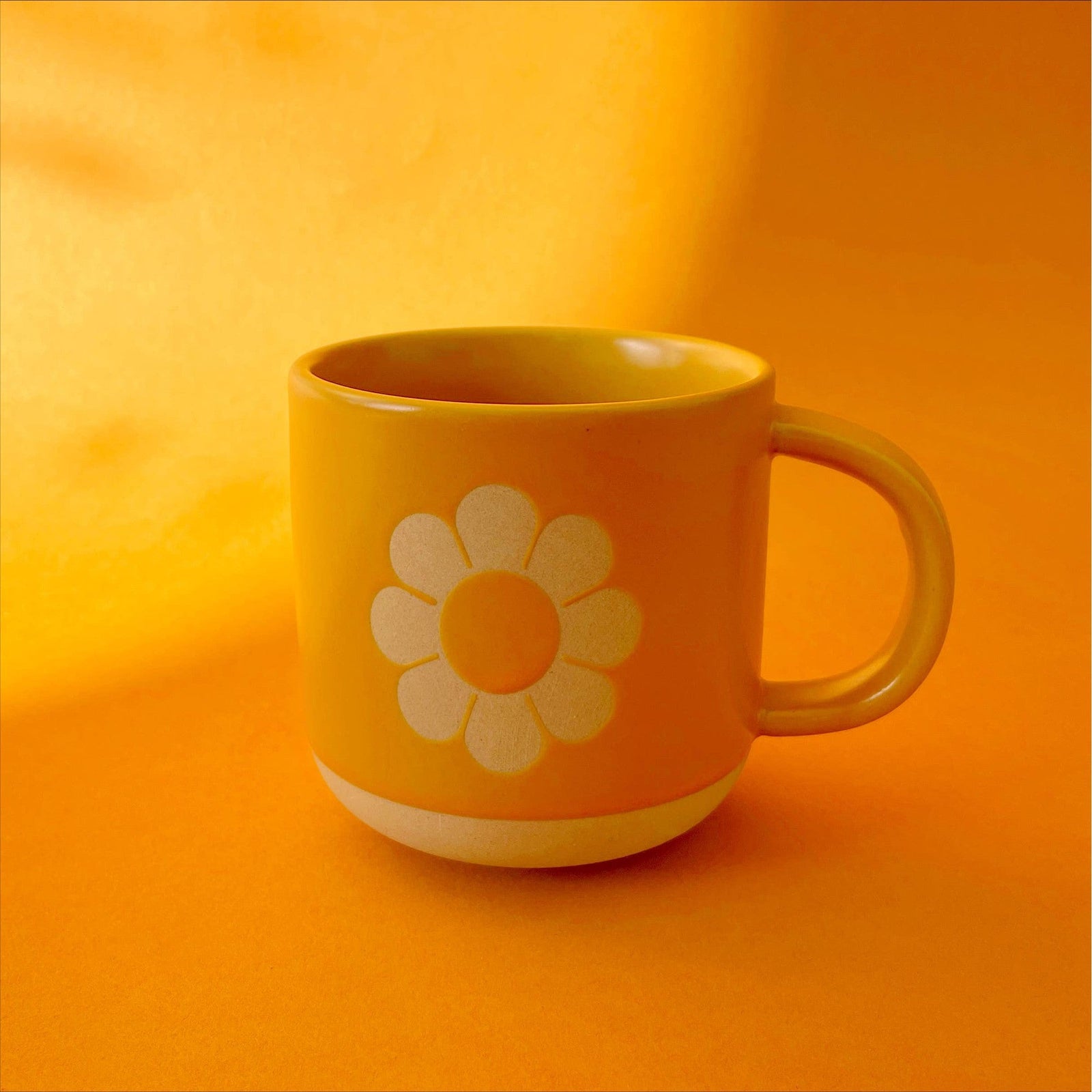 Set of 4 Retro Flower Ceramic Mug | Groovy '70s Themed Floral Mug in Sunshine Orange-Yellow