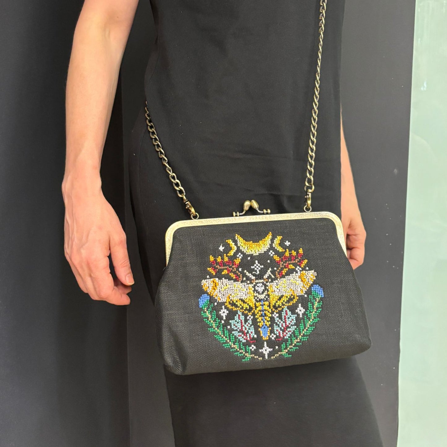 Skull Head Moth Vintage Kisslock Bag | Embroidered Design Handheld Shoulder Bag