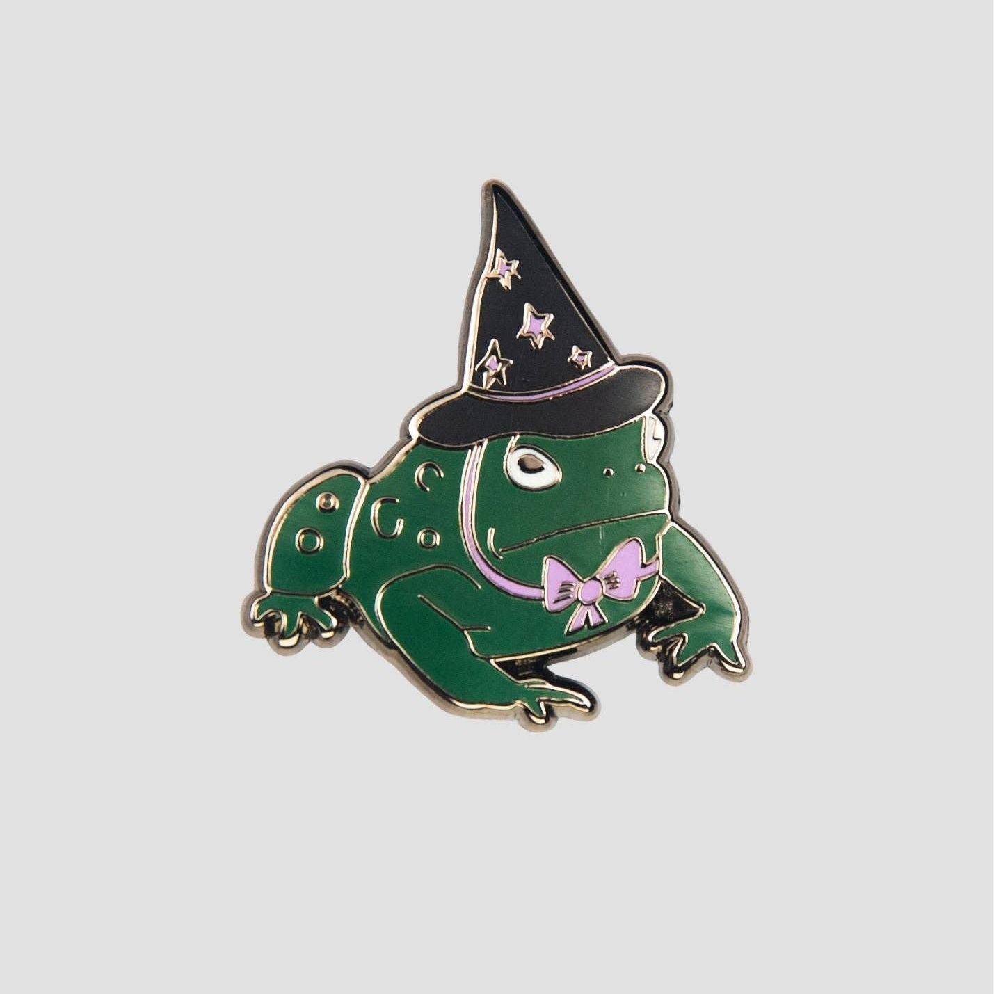 Pin with a green frog wearing a black witch hat