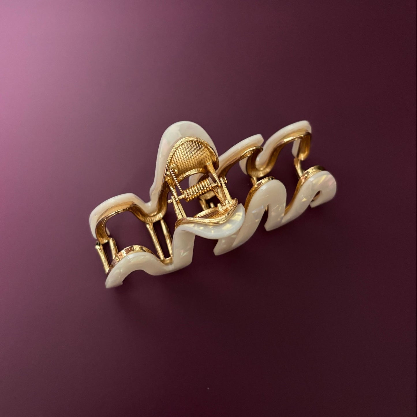 Velvet Claws Hair Clip | '80s Squiggle in Professional Opal