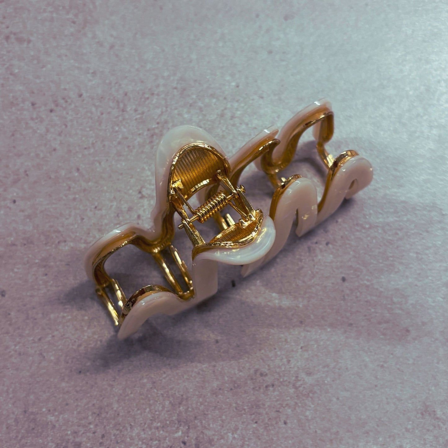 Velvet Claws Hair Clip | '80s Squiggle in Professional Opal