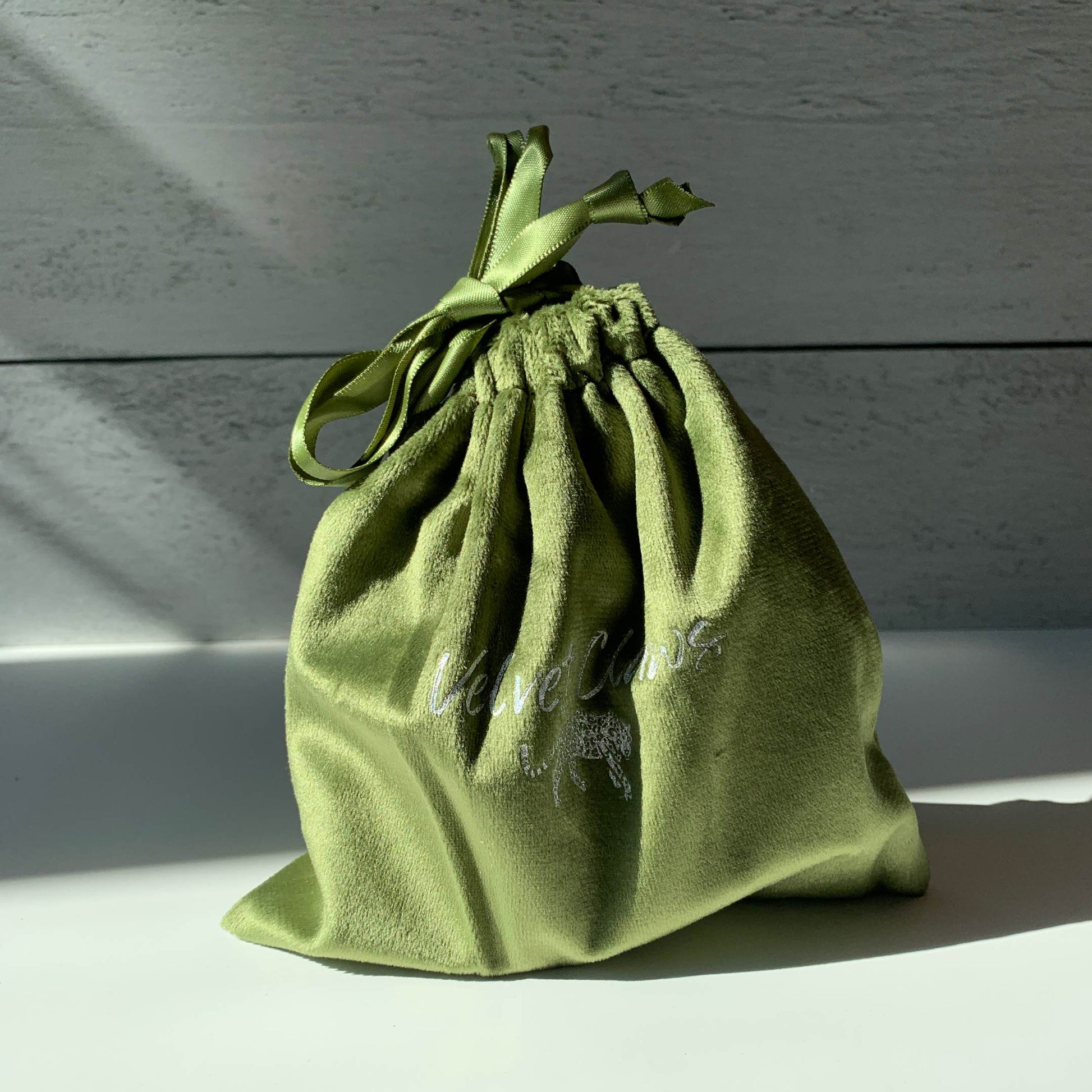 Velvet Claws Hair Clip | Green Leaf | Claw Clip in Velvet Travel Bag