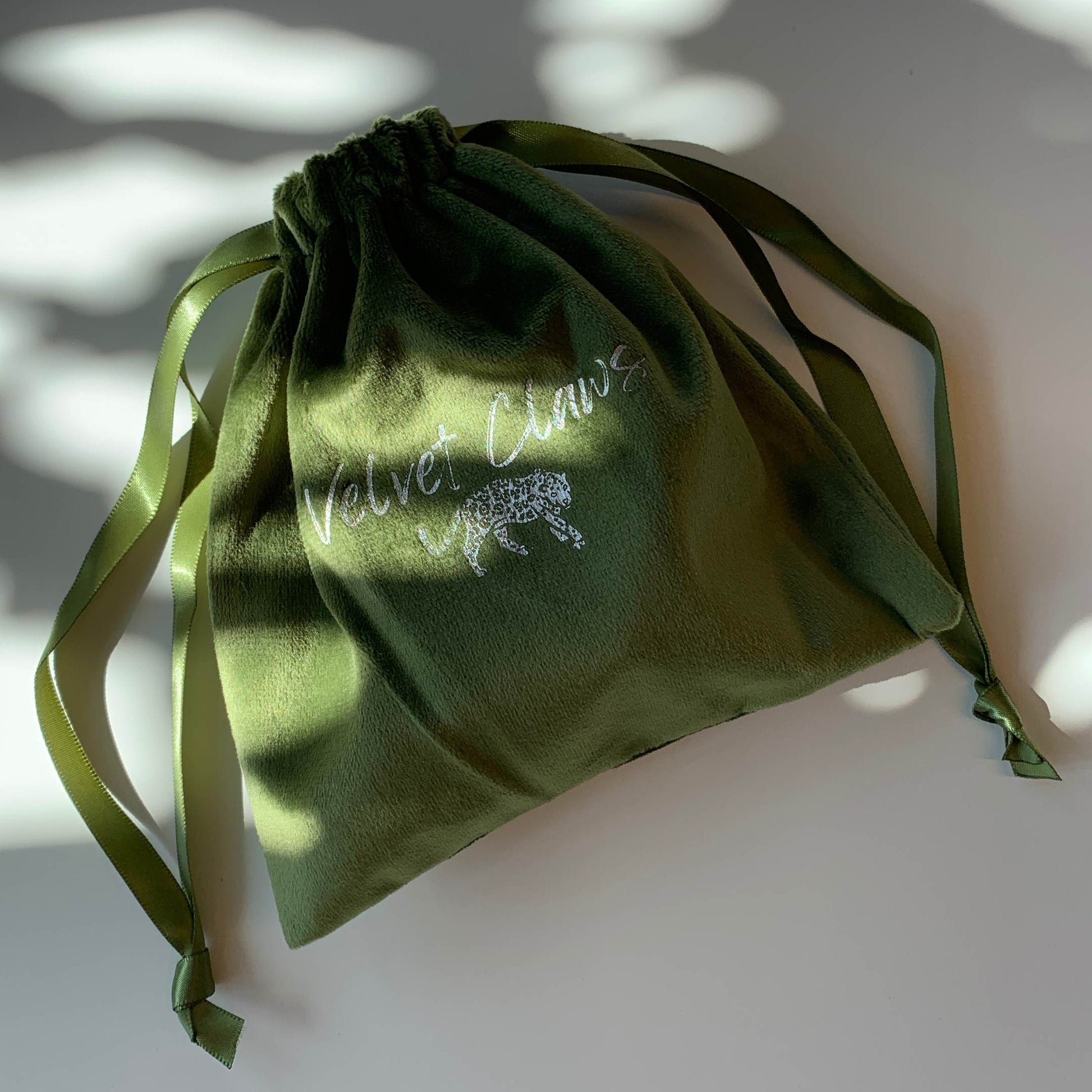 Velvet Claws Hair Clip | Green Leaf | Claw Clip in Velvet Travel Bag