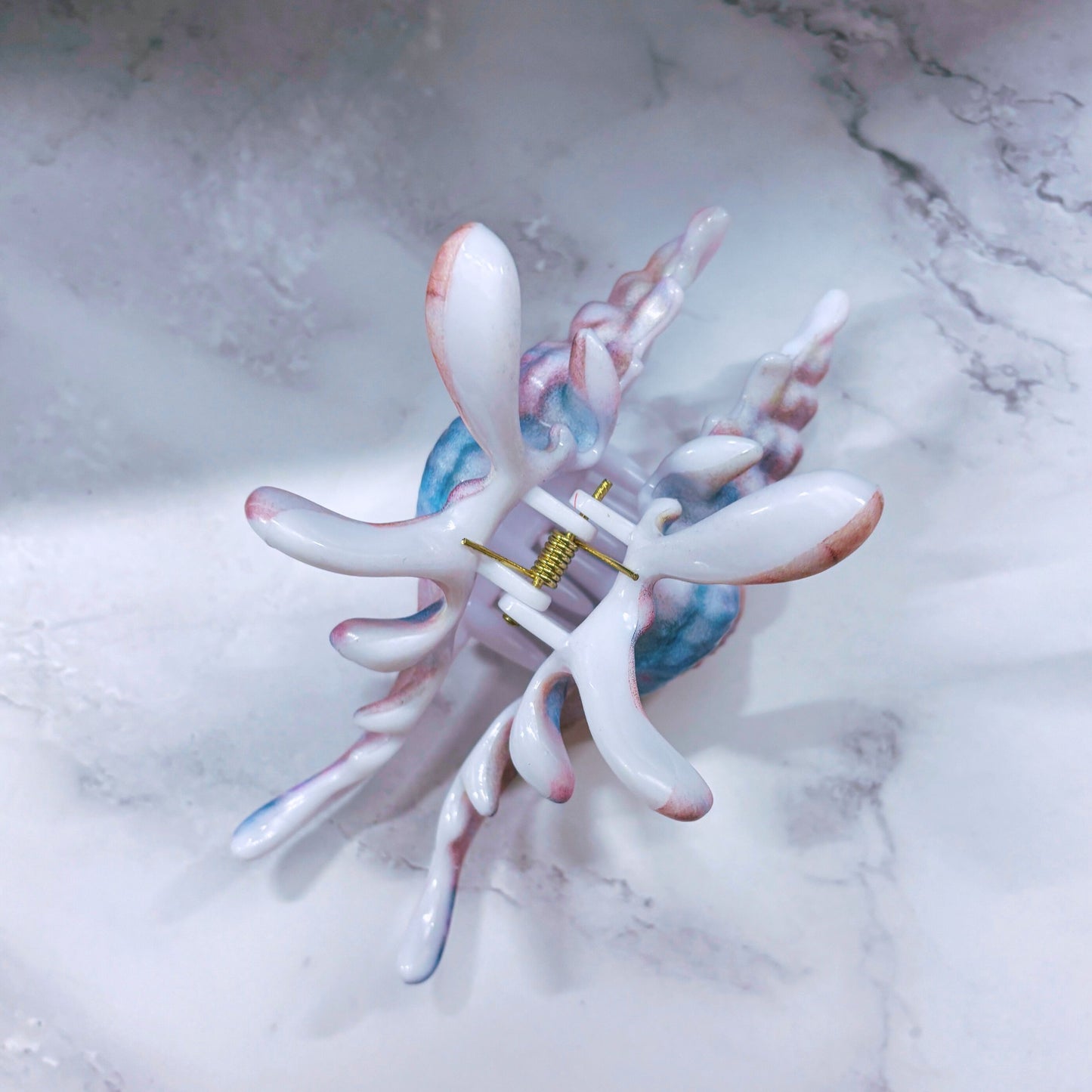 Velvet Claws Realistic Conch Shell Hair Claw in Mermaid Colors