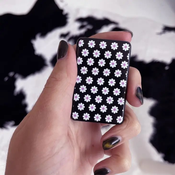 Dazey Lighter in Black with White Daisies | Refillable
